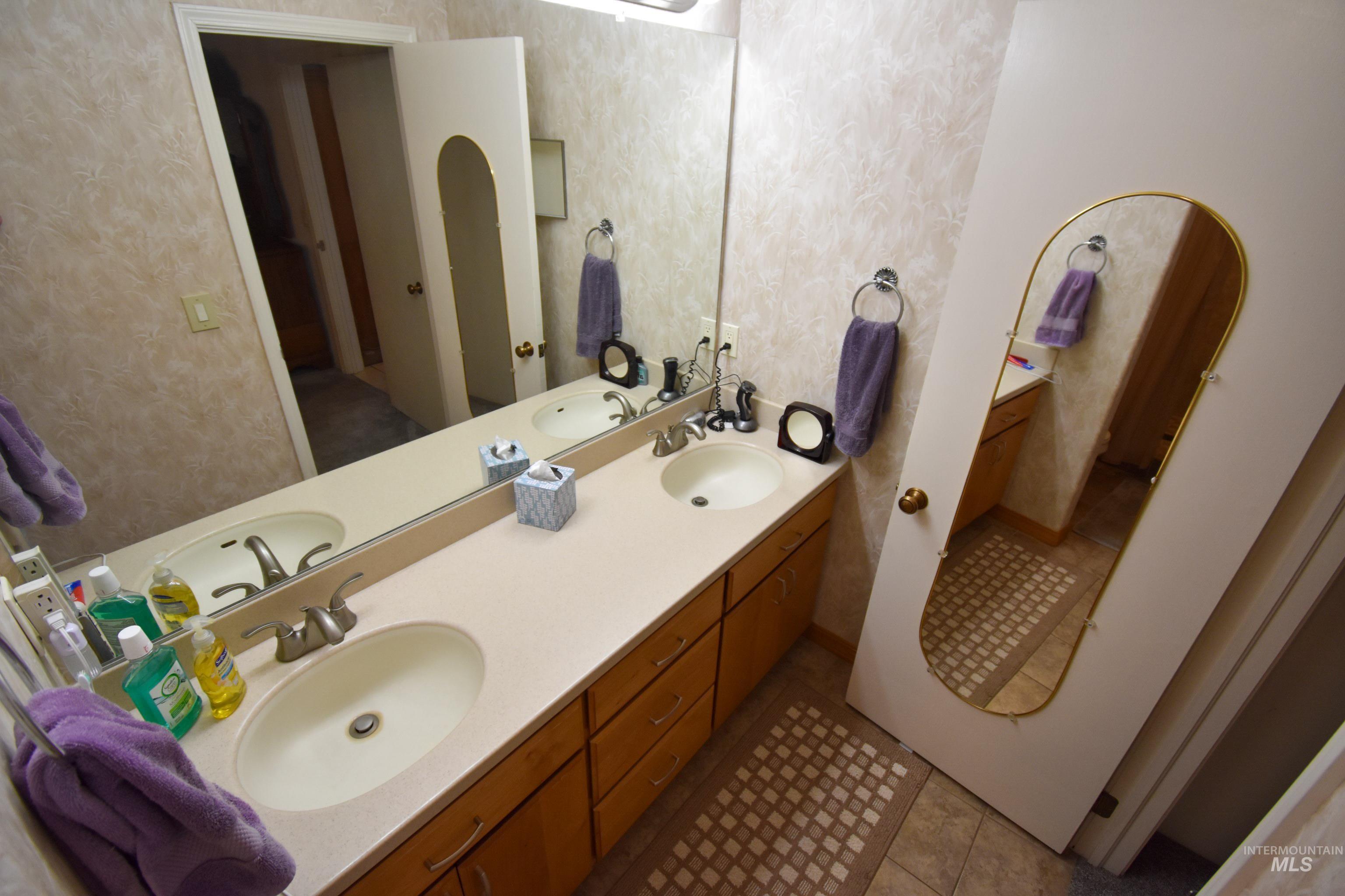 209 Harding Street Asotin, WA 99402 - Photo 14 of 29 Full bathroom with double vanity