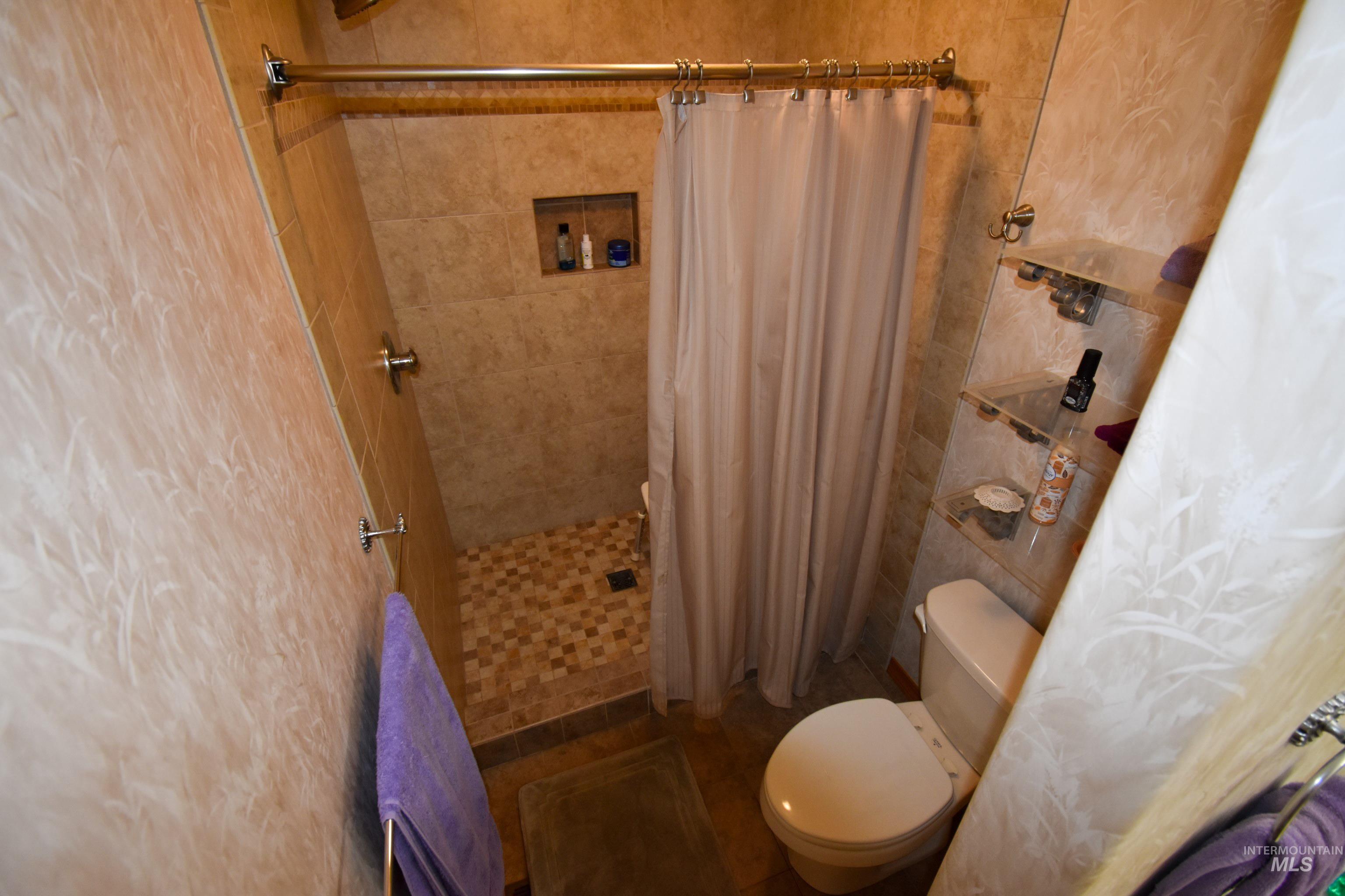 209 Harding Street Asotin, WA 99402 - Photo 15 of 29 Full bathroom with tiled shower and toilet