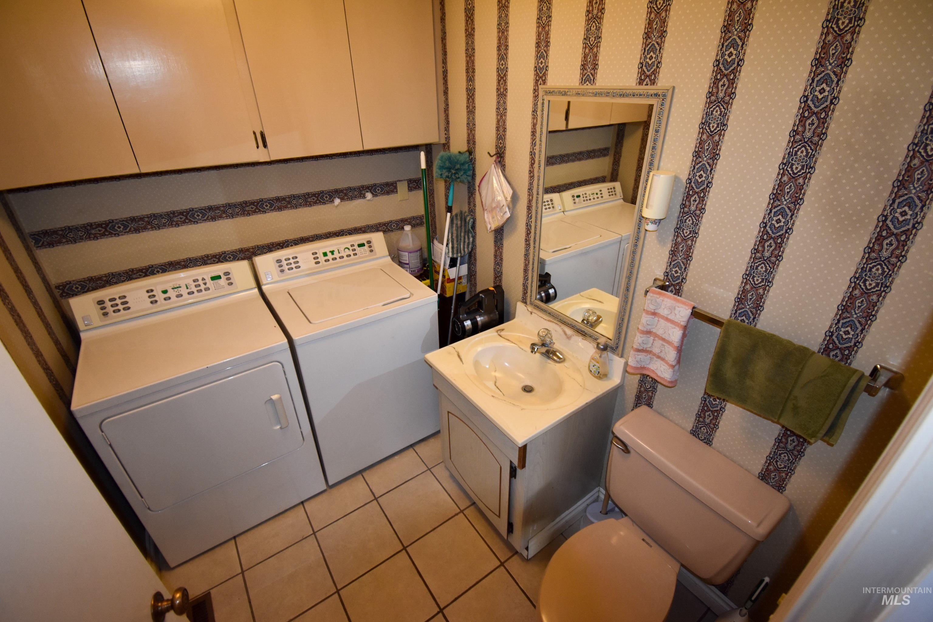 209 Harding Street Asotin, WA 99402 - Photo 9 of 29 Laundry area with washing machine and clothes dryer and light tile patterned floors