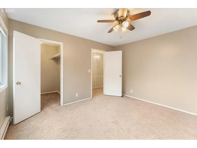 a view of empty room with a ceiling fan