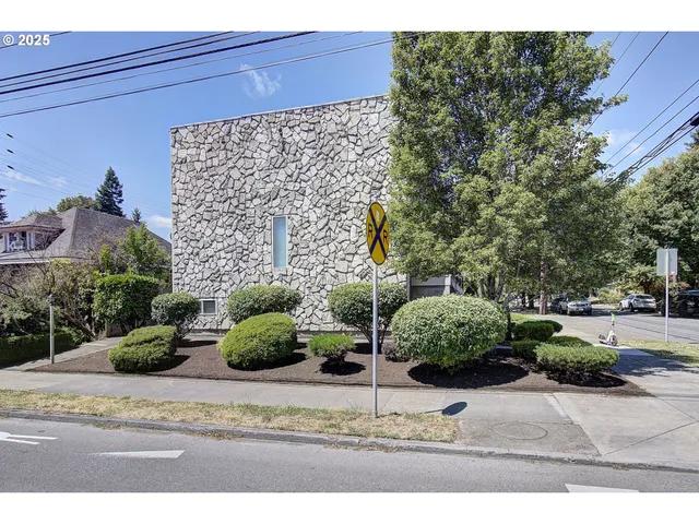 a view of a outdoor space with a house