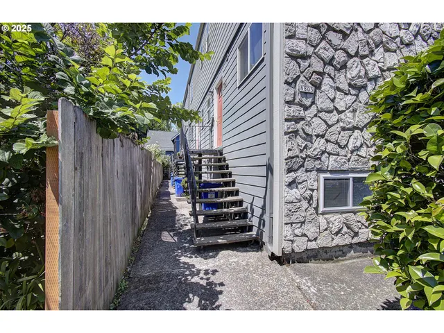 a view of a backyard