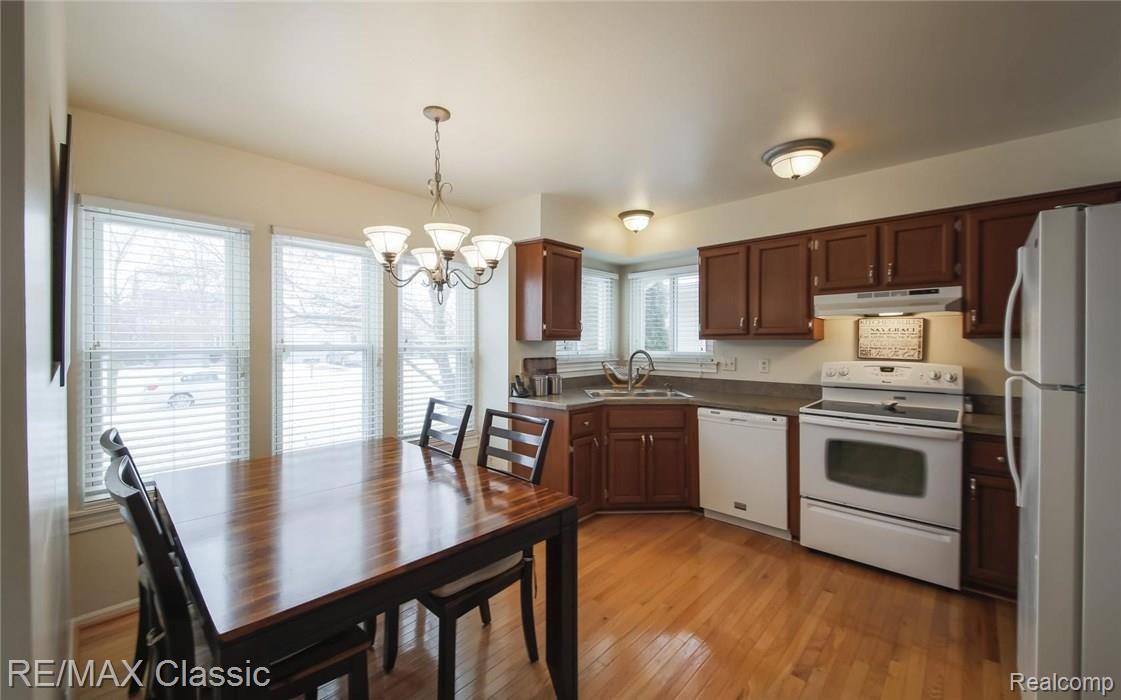 44536 Ridgefield Road Canton, MI 48188 - Photo 9 of 22 10-photo-web-1680x1050-152246.jpg