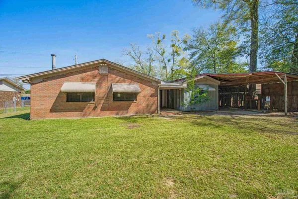 a view of a backyard