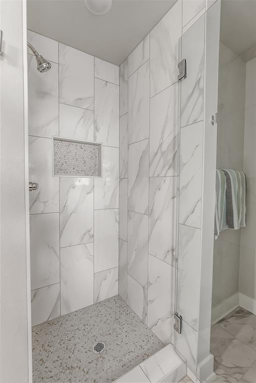 128 Knott Drive Many, LA 71449 - Photo 20 of 39 a bathroom with a shower