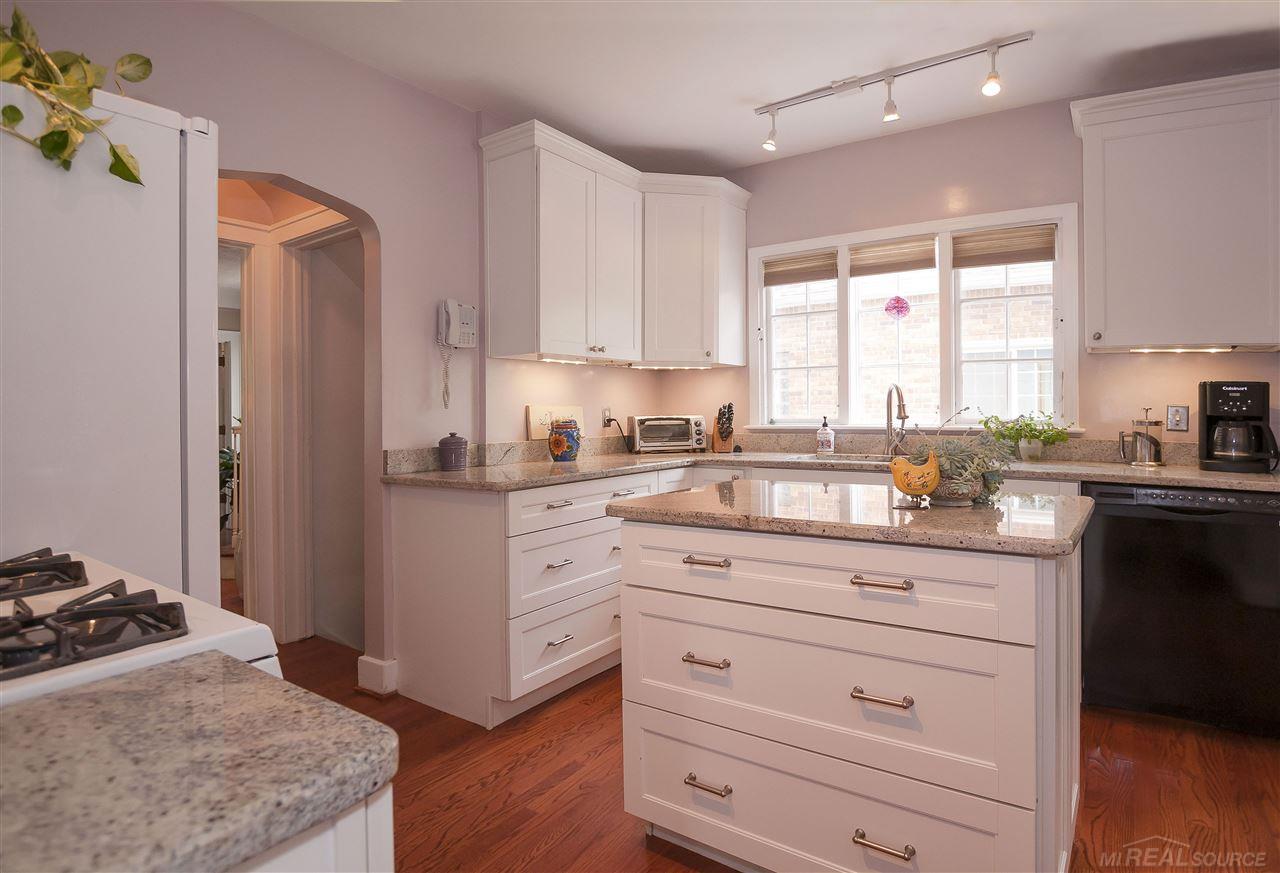 953 Lincoln Road Grosse Pointe, MI 48230 - Photo 8 of 32 31349669-7.JPG