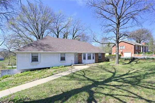 $325,000 | 8510 North 9th Highway, Parkville, MO 64152
