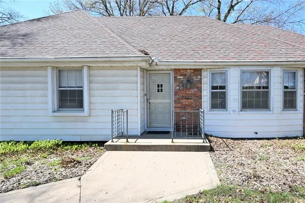 $325,000 | 8510 North 9th Highway, Parkville, MO 64152