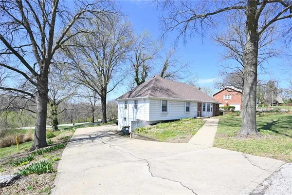 $325,000 | 8510 North 9th Highway, Parkville, MO 64152