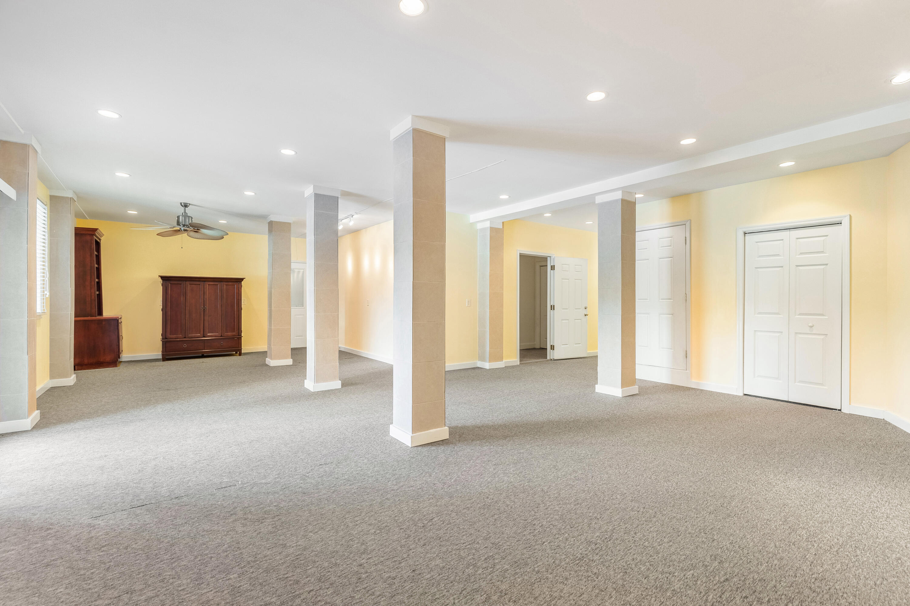 313 Jamesbury Road Charleston, SC 29492 - Photo 21 of 46 Lower level game/pool room