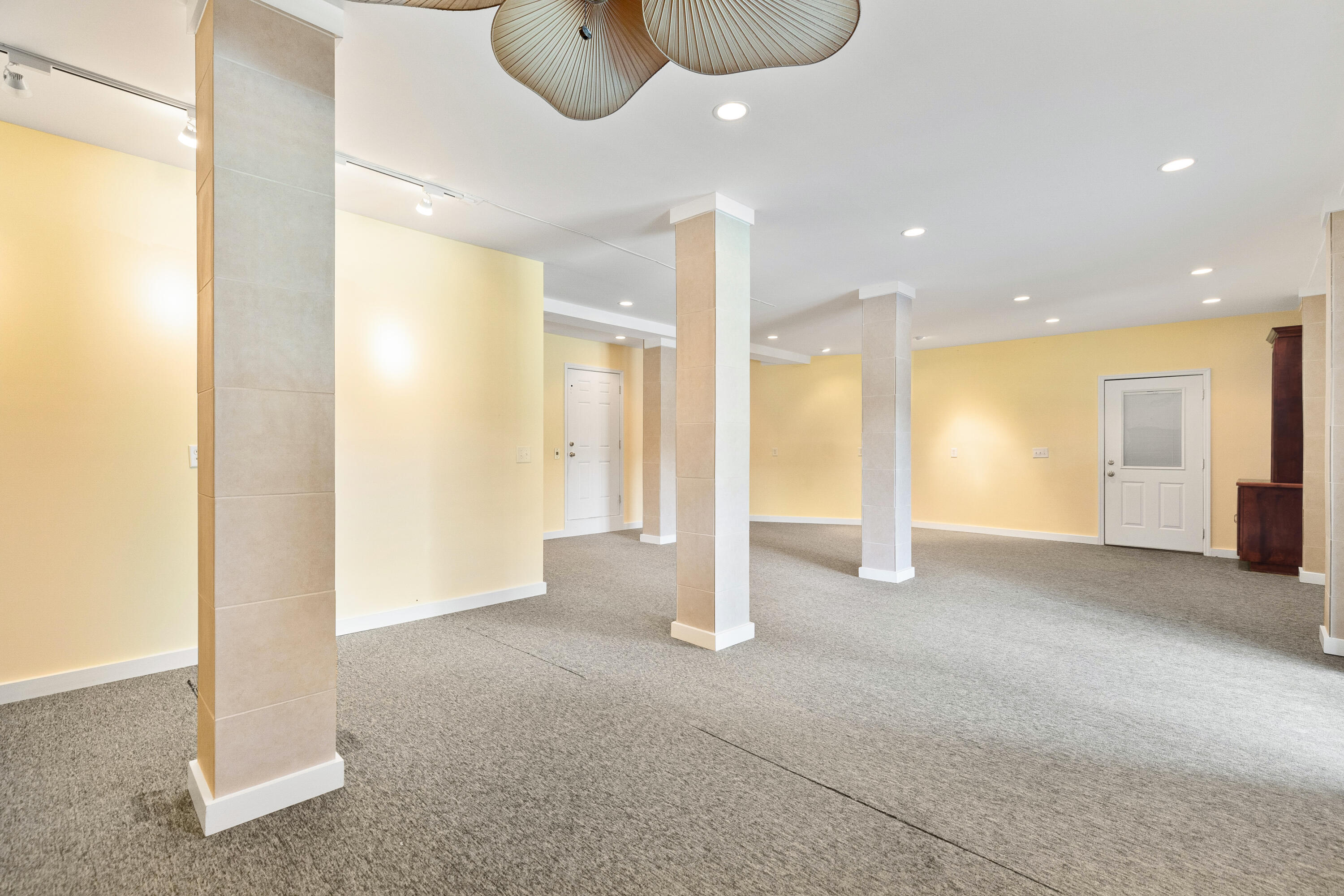 313 Jamesbury Road Charleston, SC 29492 - Photo 22 of 46 Lower level game/pool room