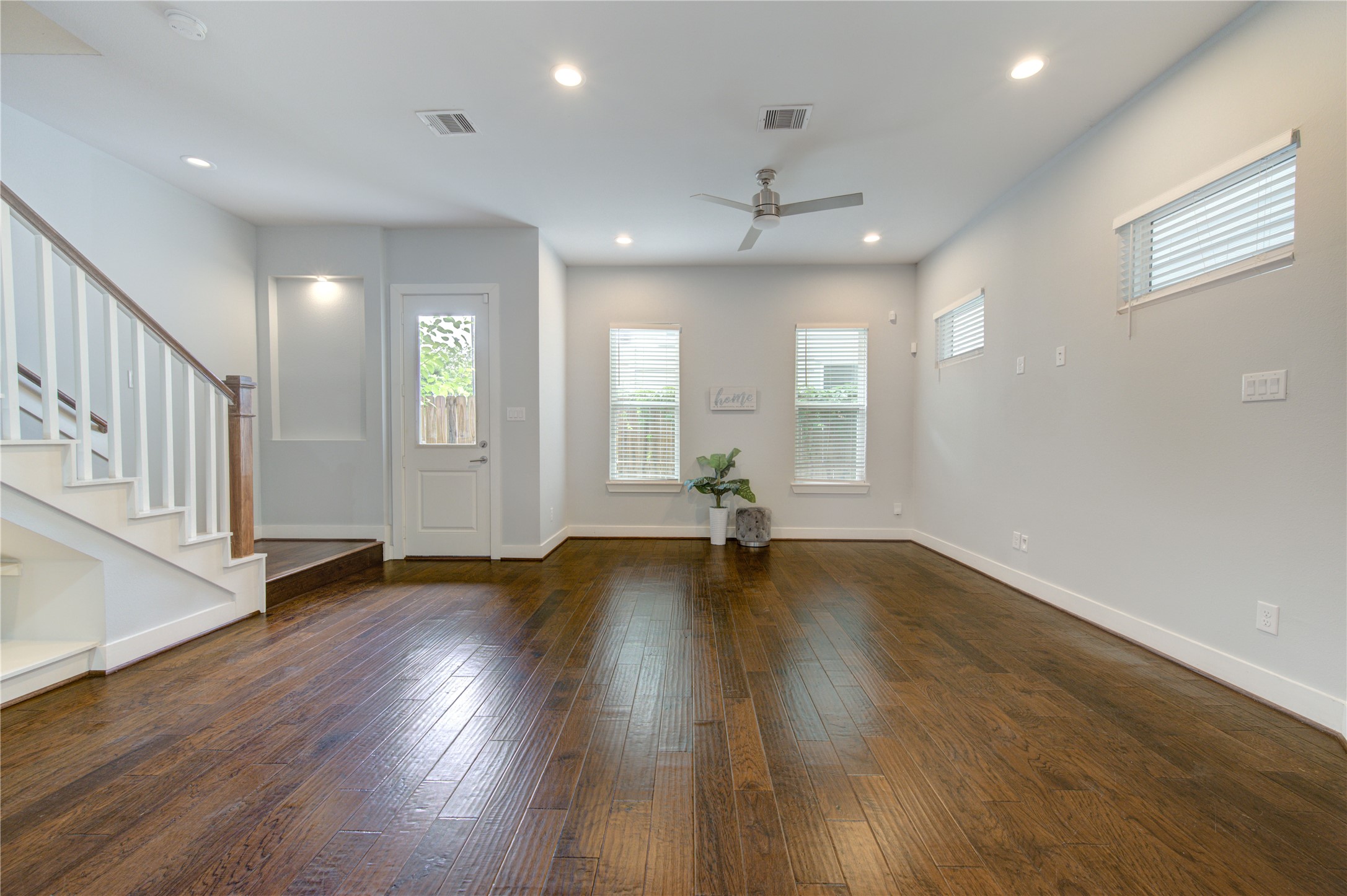 847 Rachel Street, Unit G Houston, TX 77091 - Photo 6 of 42 The wood floors are to died for it .