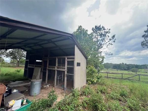 a view of a backyard
