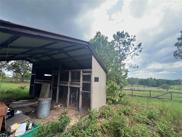 a view of a backyard