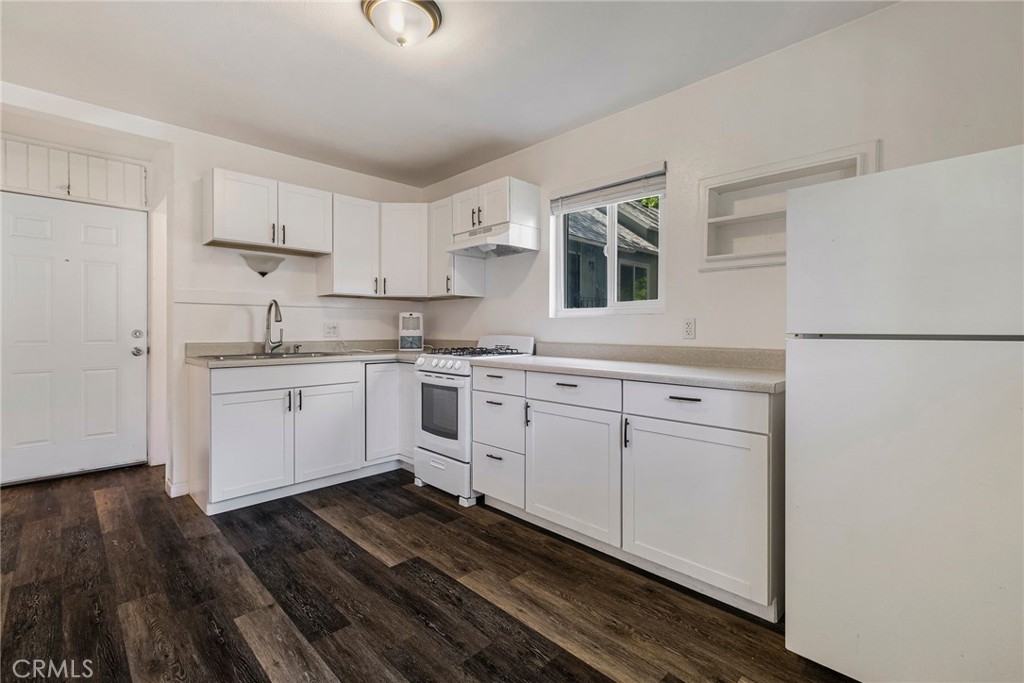 1617 Hemlock Street Chico, CA 95928 - Photo 40 of 60 a kitchen with white cabinets and white appliances