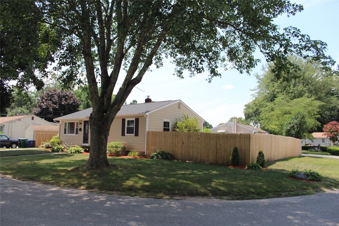 47 Crocus Street Warwick, RI 02886 - Photo 3 of 21 Gallery Image 3