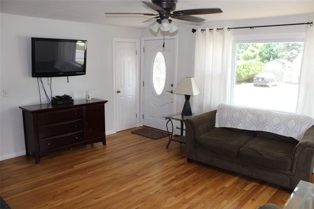 47 Crocus Street Warwick, RI 02886 - Photo 5 of 21 Gallery Image 5