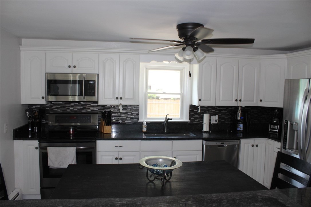 47 Crocus Street Warwick, RI 02886 - Photo 6 of 21 Gallery Image 6