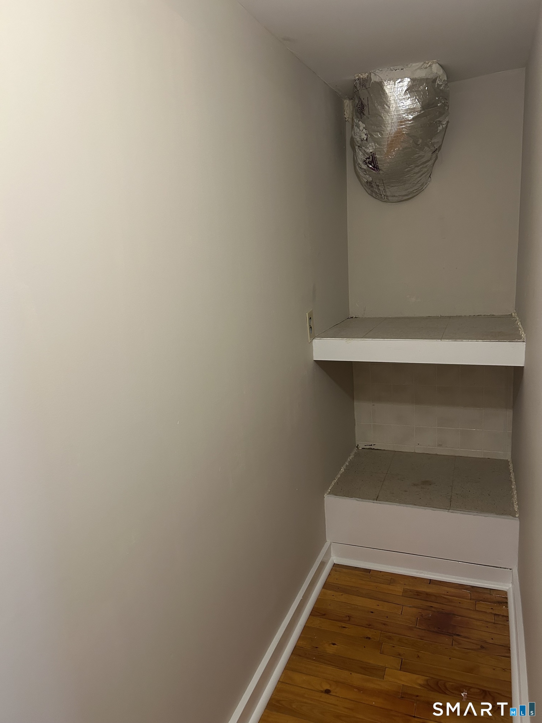 4 Weekeepeemee Road Woodbury, CT 06798 - Photo 6 of 22 2nd large pantry in kitchen