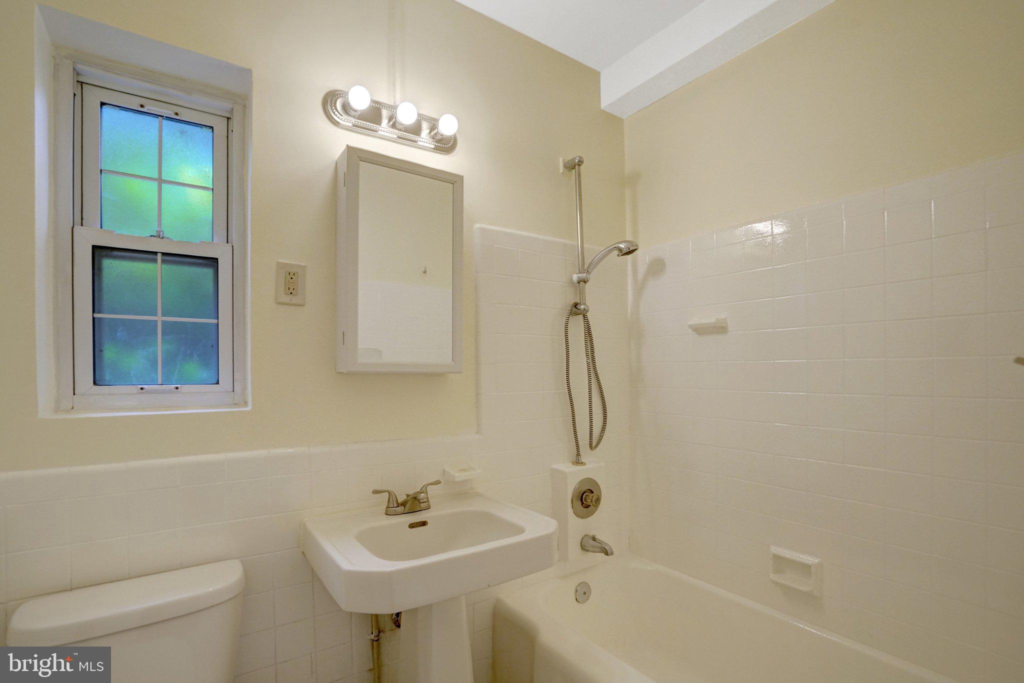 1755 Preston Road Alexandria, VA 22302 - Photo 19 of 41 Hallway Full Bath
