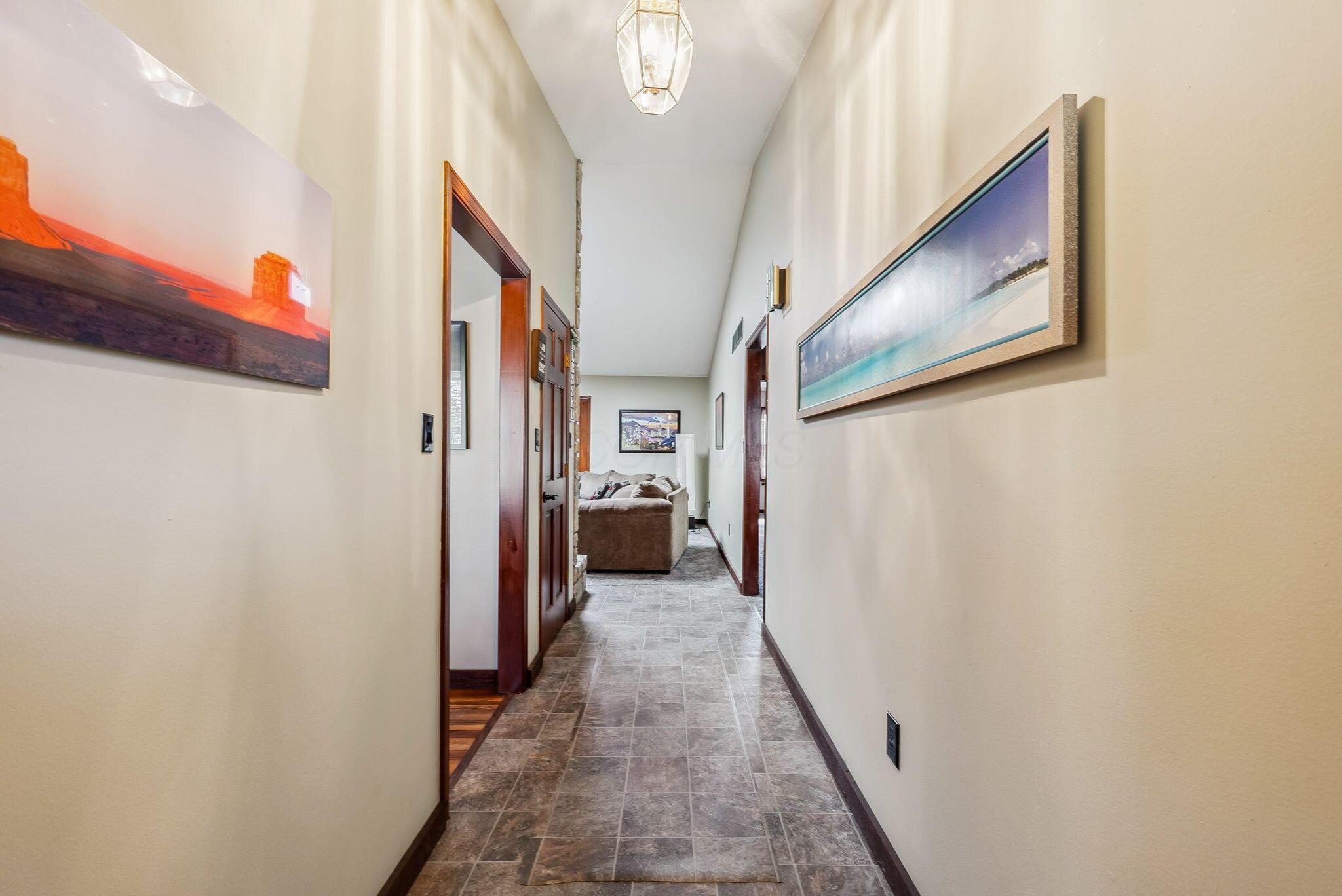 588 Country Club Road Columbus, OH 43213 - Photo 7 of 48 Hallway Country Club