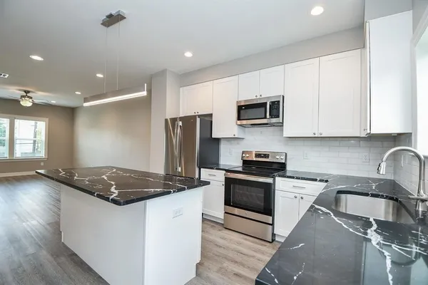 $2,150 | 5262 Ella Boulevard, Unit 108, Houston, TX 77091