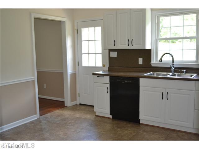 5721 Styers Ferry Road Clemmons, NC 27012 - Photo 6 of 13 Kitchen.