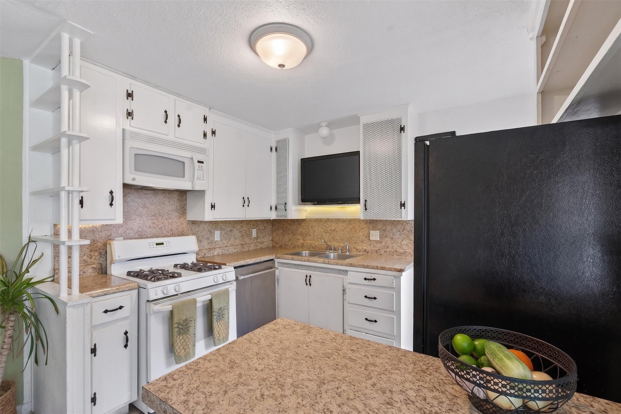 13919 Santa Teresa Road Houston, TX 77045 - Photo 6 of 22 Kitchen