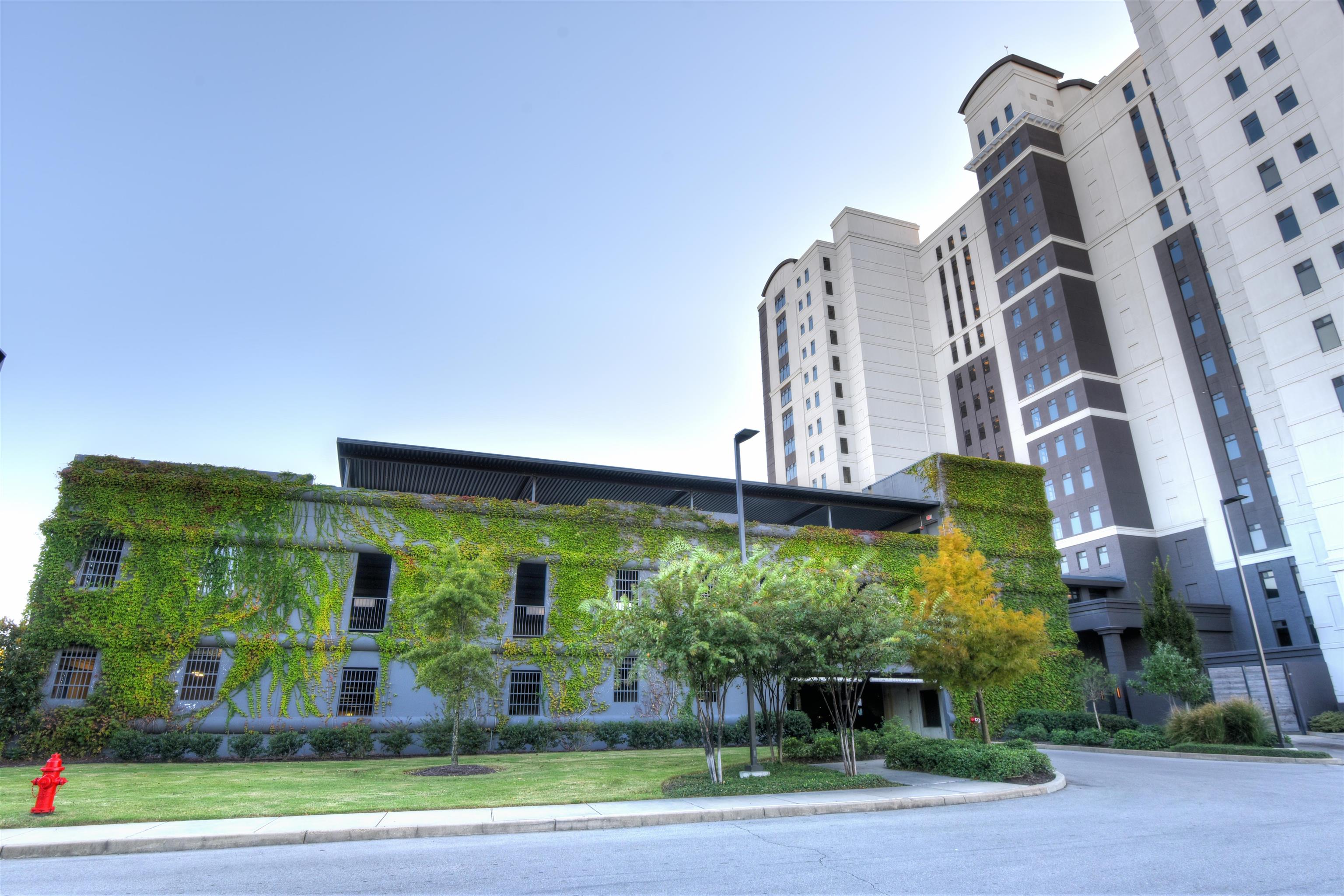 717 Riverside Drive, Unit 510 Memphis, TN 38103 - Photo 34 of 34 a front view of a building with garden