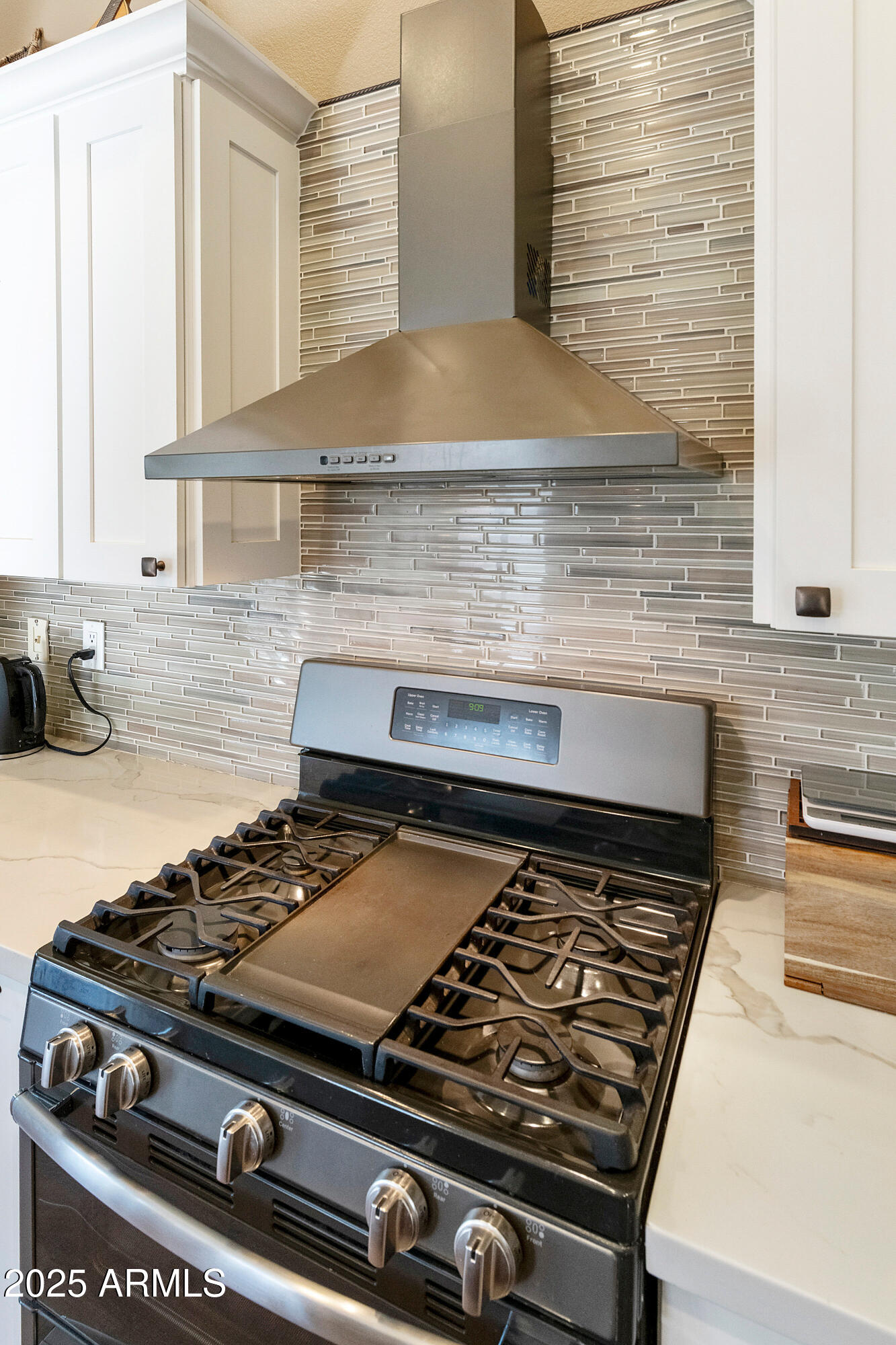 4727 East Azalea Drive Gilbert, AZ 85298 - Photo 11 of 46 a stove top oven sitting inside of a kitchen