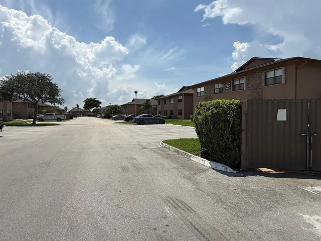 $199,500 | 10056 Winding Lake Road, Unit 204, Sunrise, FL 33351