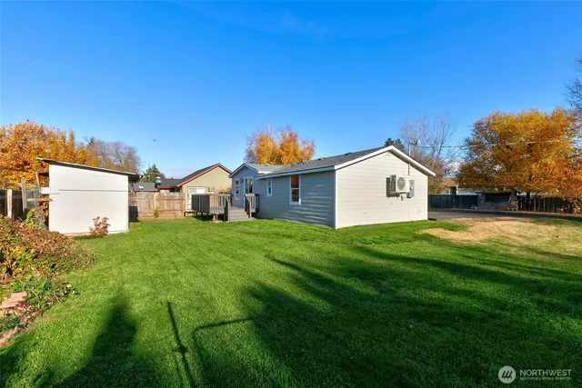a view of a house with backyard and garden