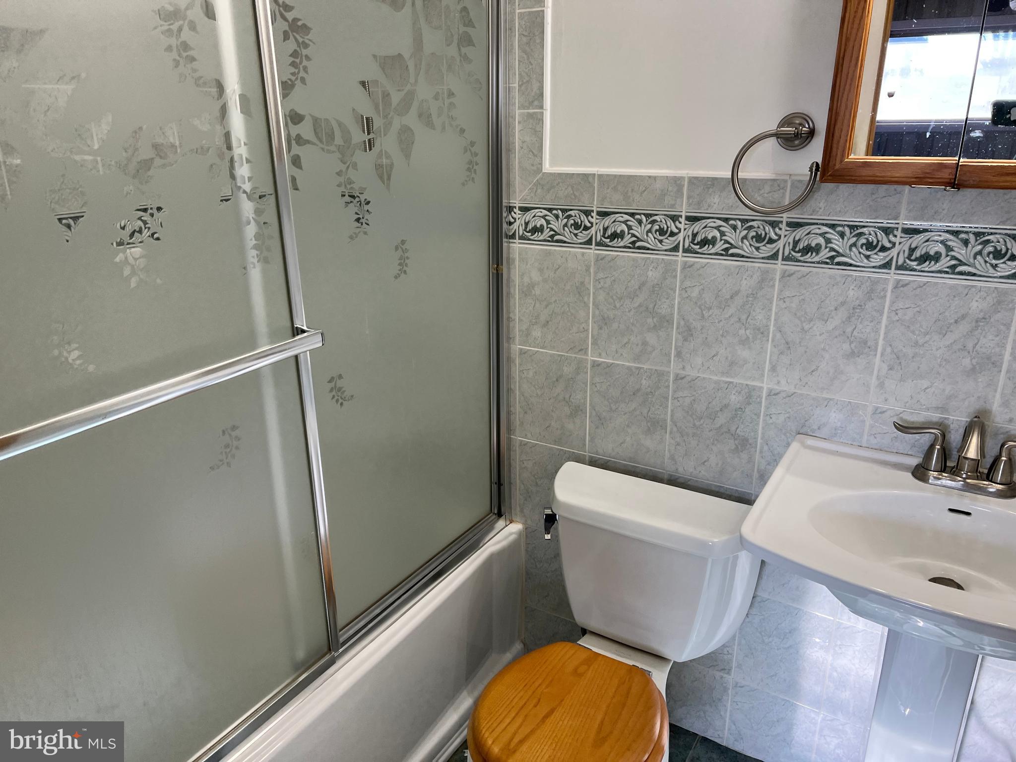 67 Incurve Road Levittown, PA 19057 - Photo 5 of 9 Gallery Image 5