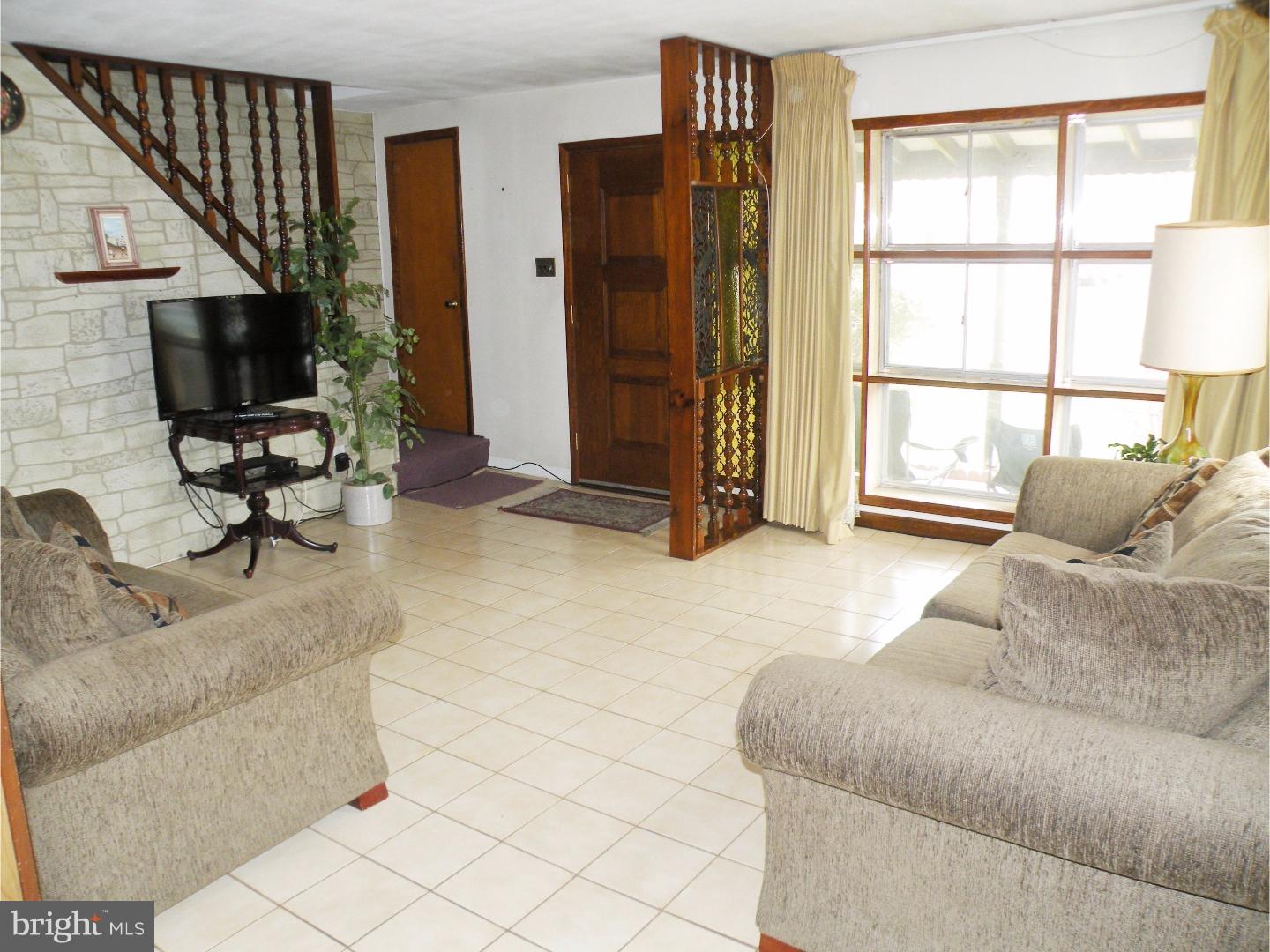 11036 Stevens Road Philadelphia, PA 19116 - Photo 2 of 7 Living Room