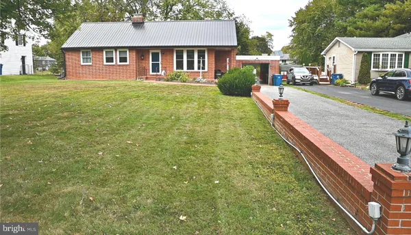 a view of a yard in front of house