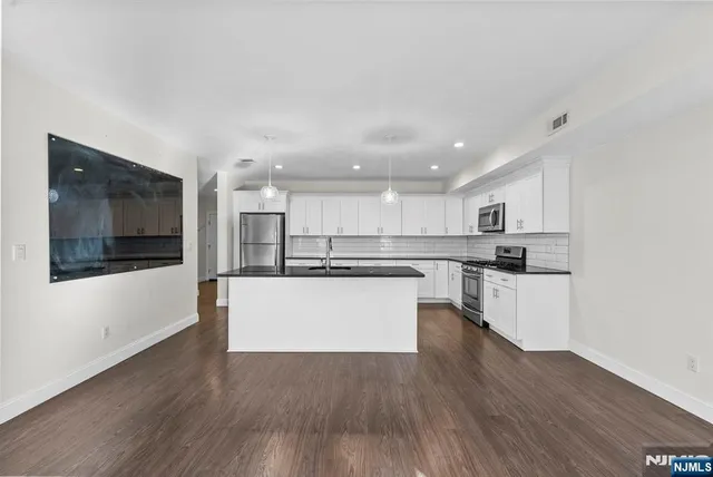 $4,100 | 165 Fort Lee Road, Teaneck, NJ 07666