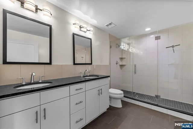 $4,100 | 165 Fort Lee Road, Teaneck, NJ 07666