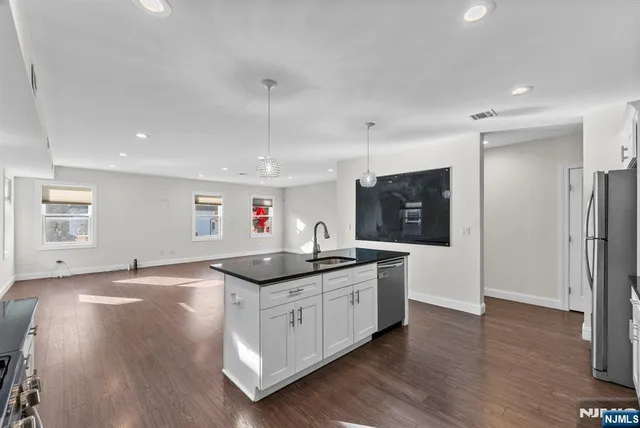 $4,100 | 165 Fort Lee Road, Teaneck, NJ 07666