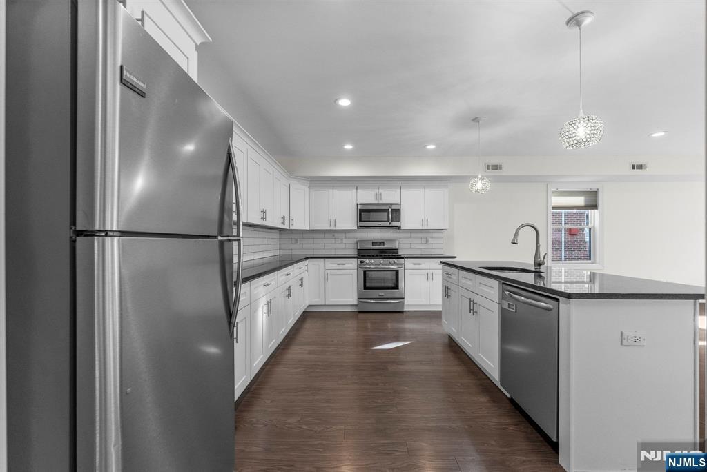 165 Fort Lee Road Teaneck, NJ 07666 - Photo 4 of 20