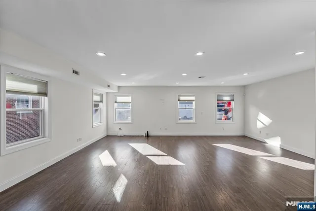 $4,100 | 165 Fort Lee Road, Teaneck, NJ 07666