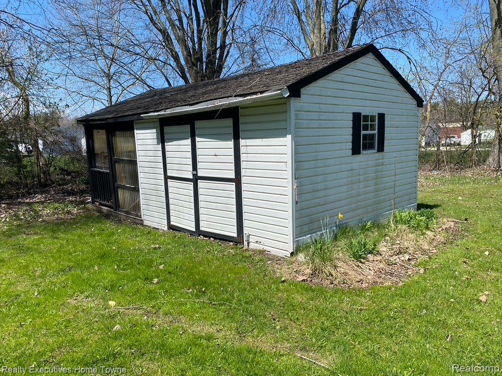 3037 Beach Road Port Huron, MI 48060 - Photo 5 of 30