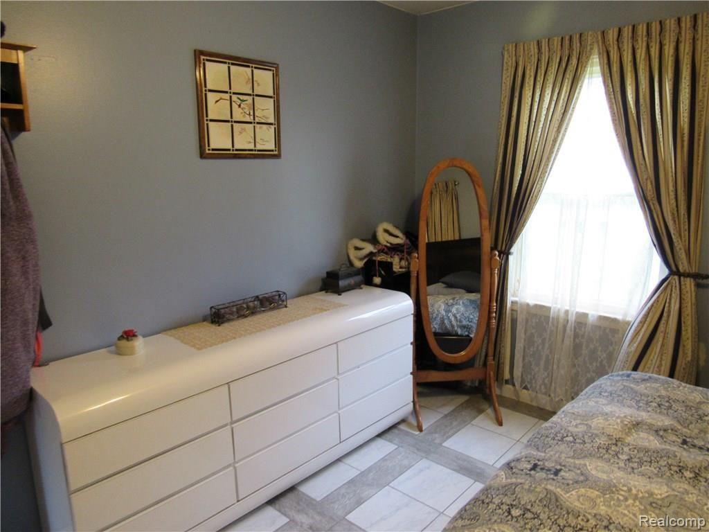 5820 Crescent Road Waterford, MI 48327 - Photo 12 of 20 Gallery Image 12