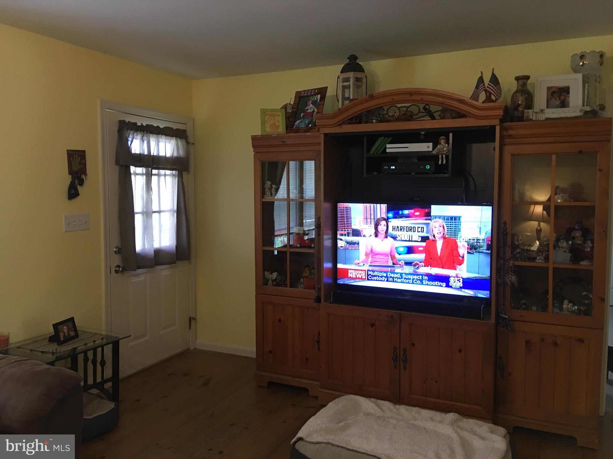 5782 Swamp Road Felton, PA 17322 - Photo 7 of 27 Living room