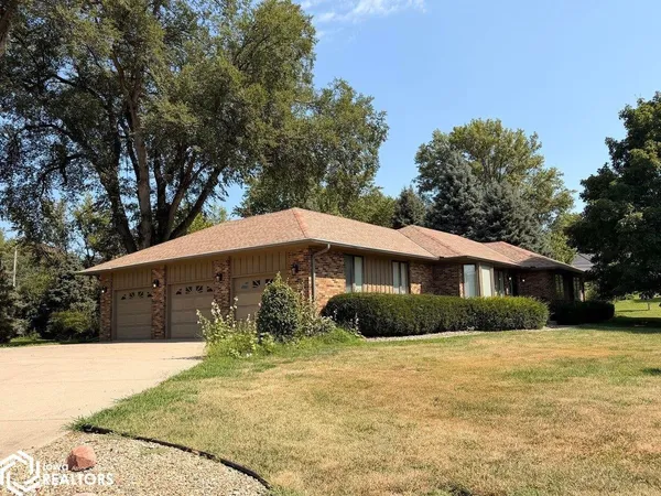 $325,000 | 102 Sleepy Hollow Drive, Shenandoah, IA 51601