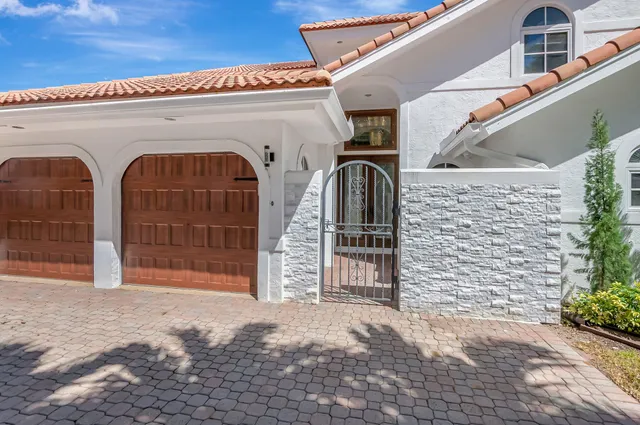 a view of empty room with floor to ceiling window and windows
