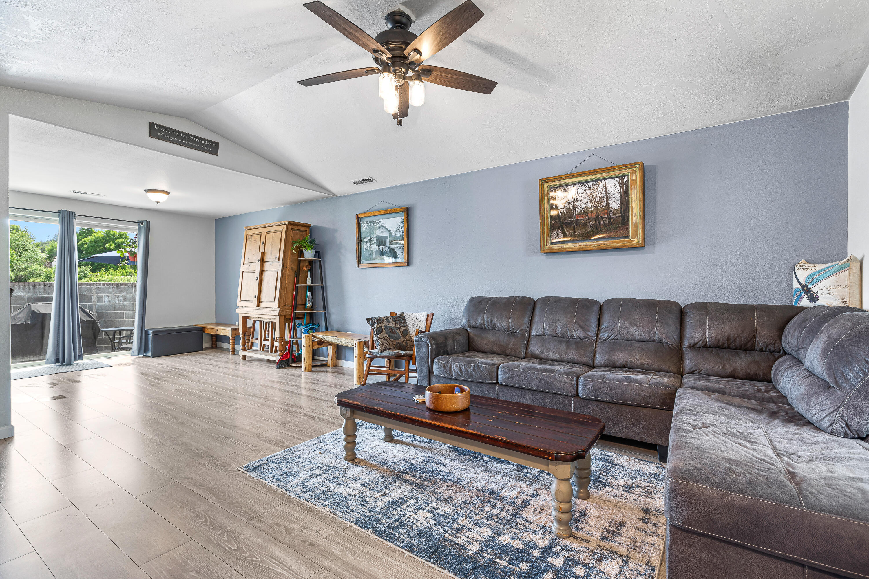 306 Sandi Way Eagle Point, OR 97524 - Photo 7 of 33 9R9A9344