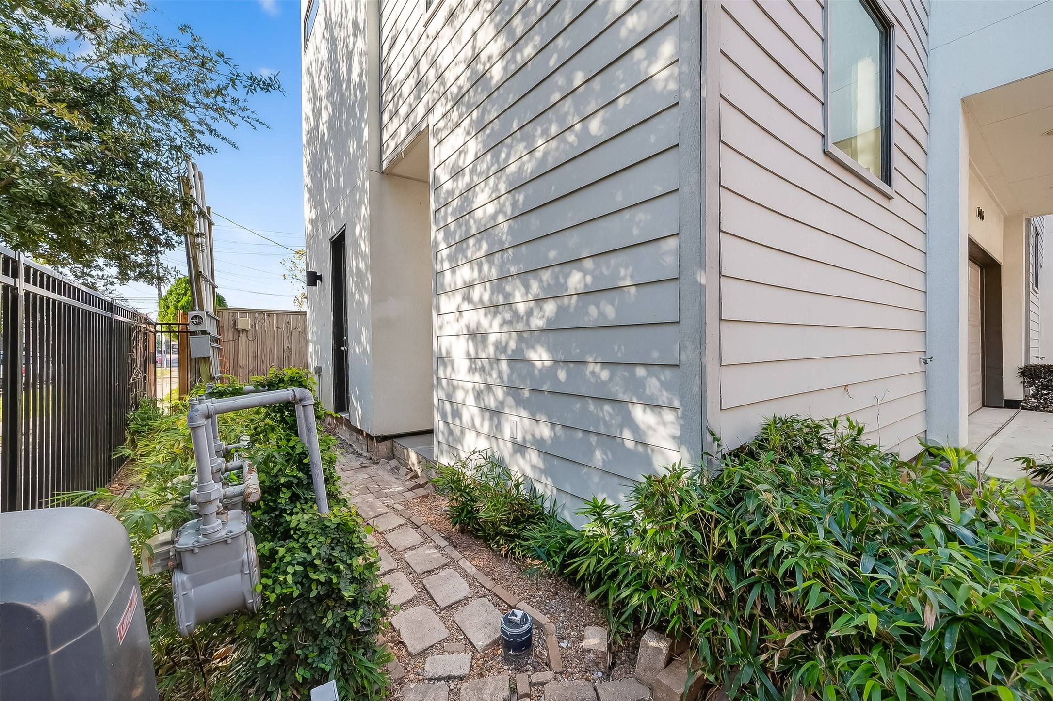 606 Pacific Street Houston, TX 77006 - Photo 6 of 41 a backyard of a house with lots of green space