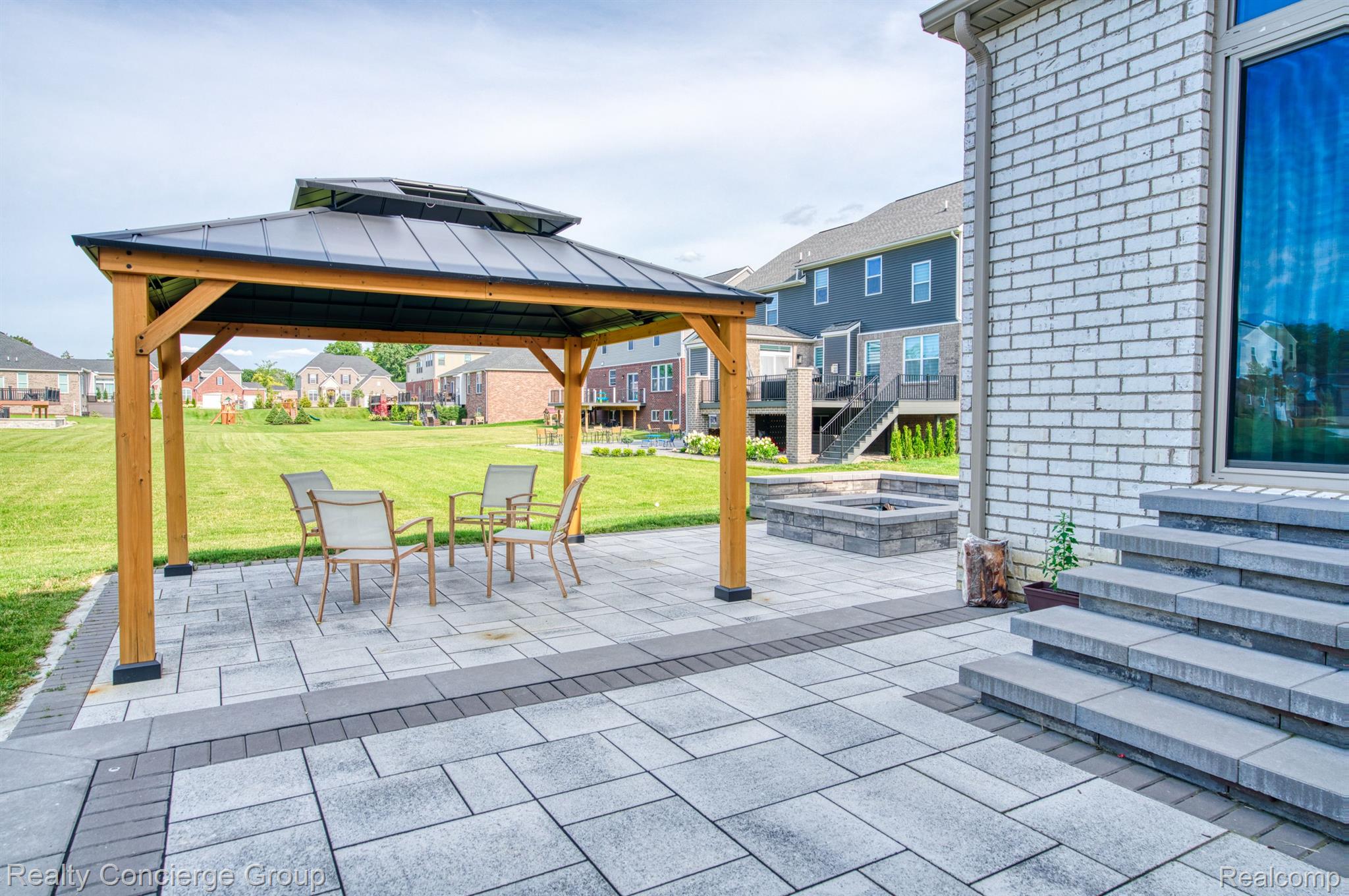 2165 Memorial Lane Rochester, MI 48307 - Photo 31 of 34 Tons of space & seating options outside