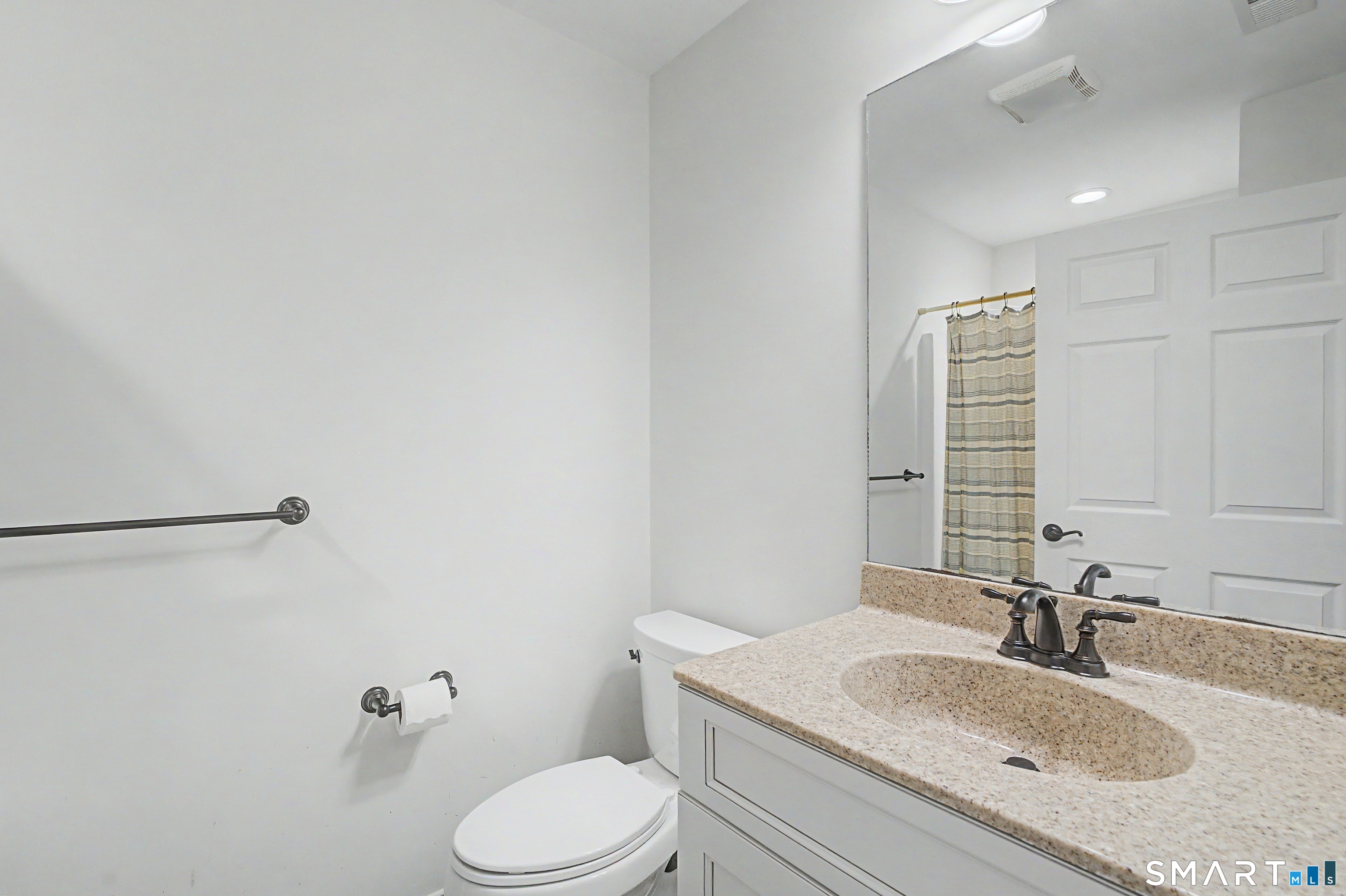 211 Meadowbrook Road, Unit 211 Oxford, CT 06478 - Photo 33 of 38 Upstairs full bath with tub.