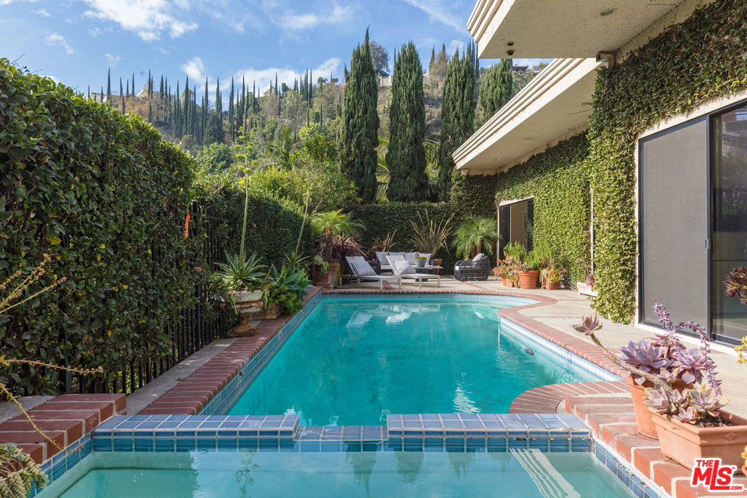 1480 Rising Glen Road Los Angeles, CA 90069 - Photo 13 of 21